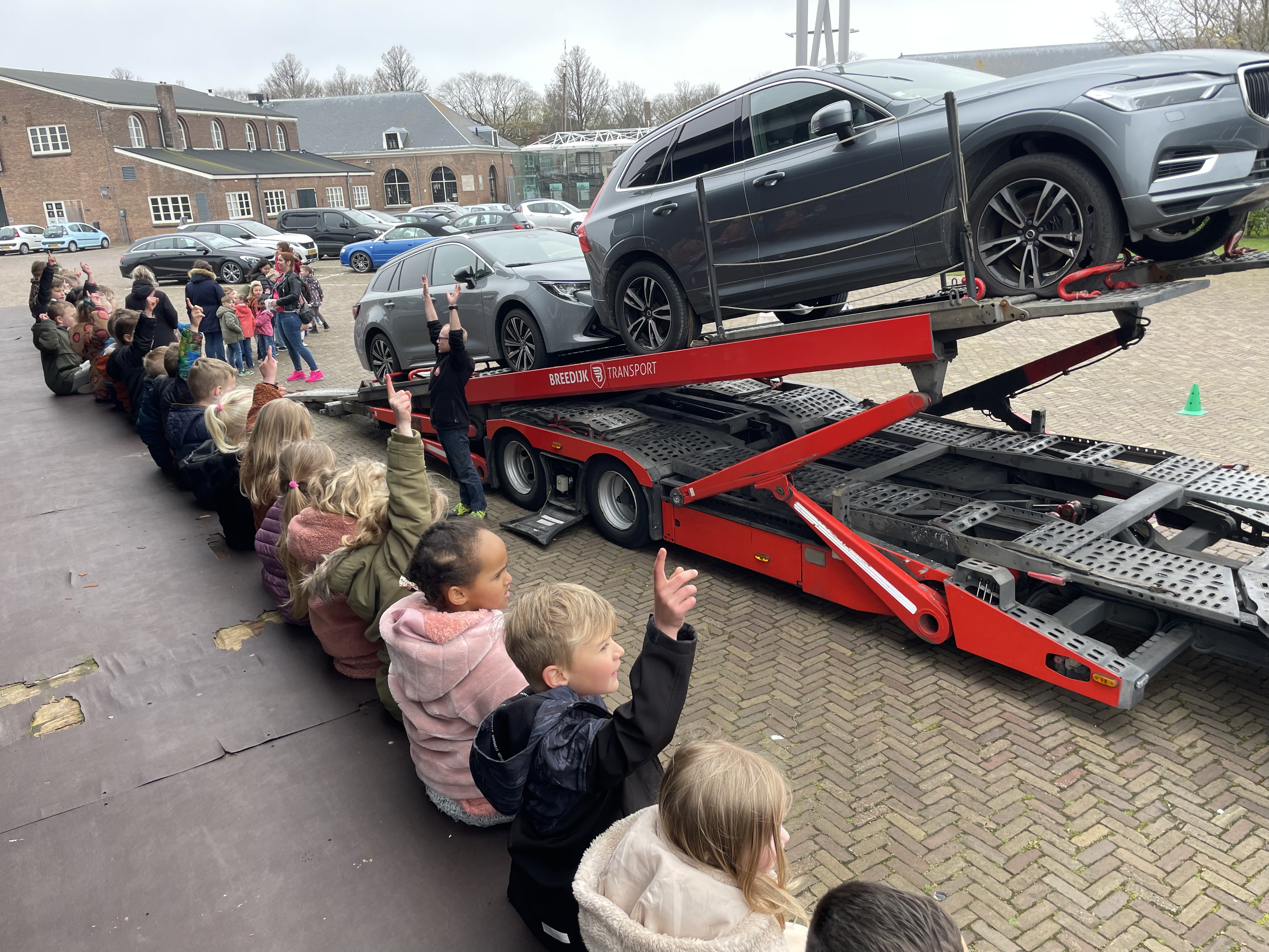 Een echte autotransporter vrachtwagen bekijken 🚛  🚙 