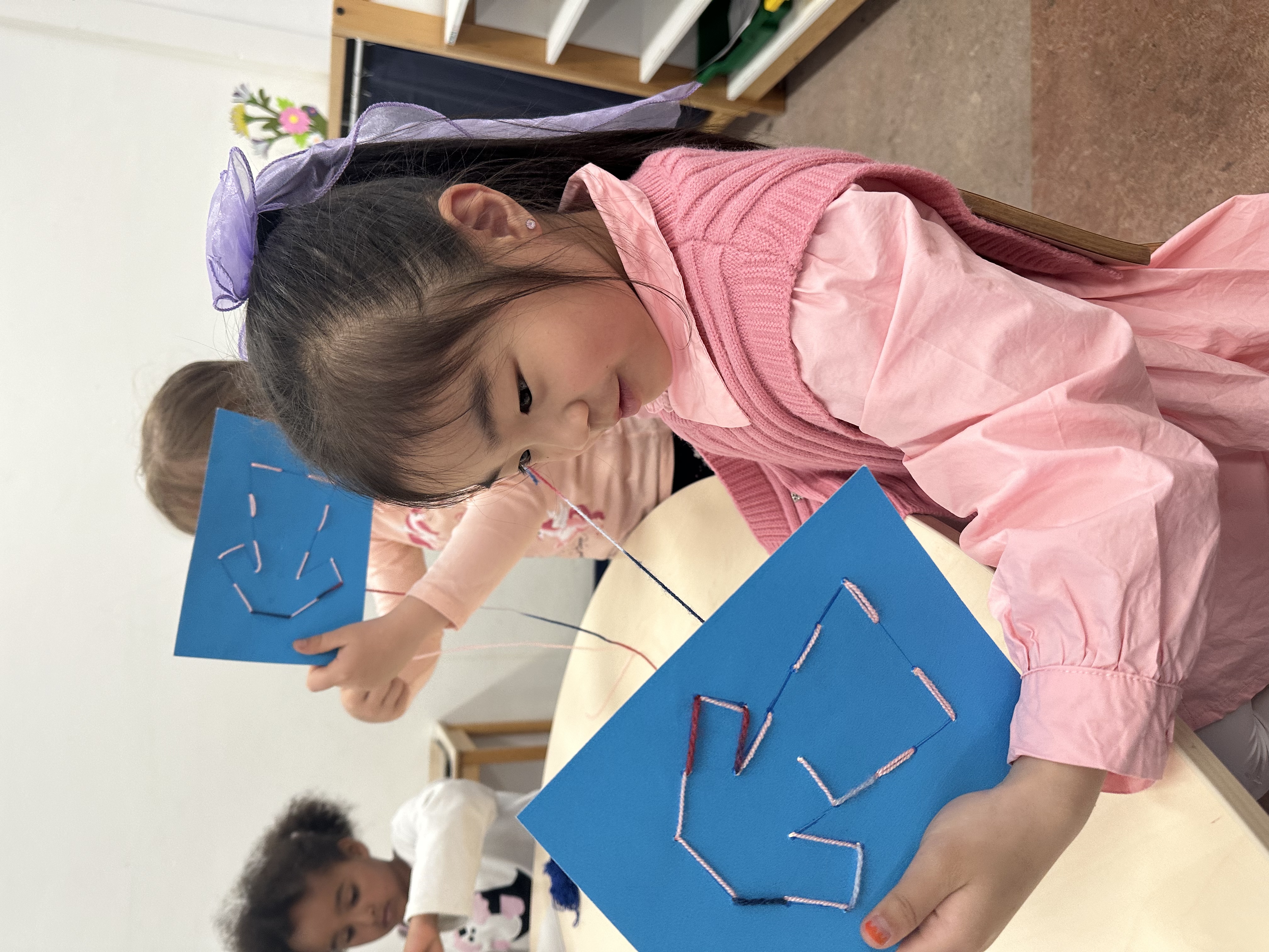 Borduren, baby’s aankleden en genieten van het mooie weer ☀️ 