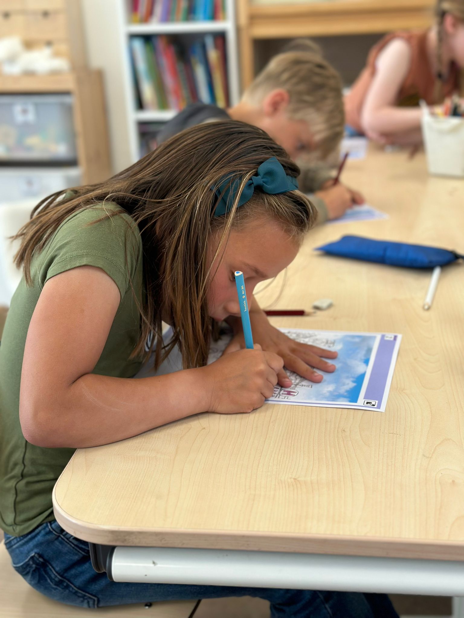 Volop bezig met het thema kleding 