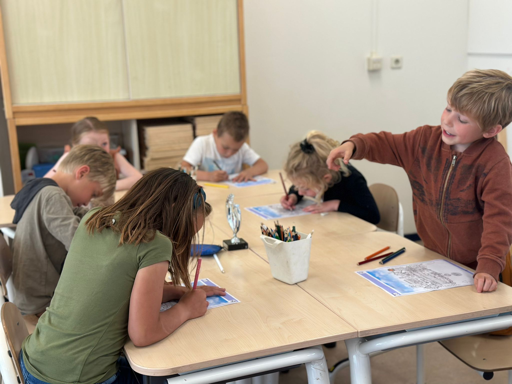 Oefenen in groep 3 en bezig met het thema 
